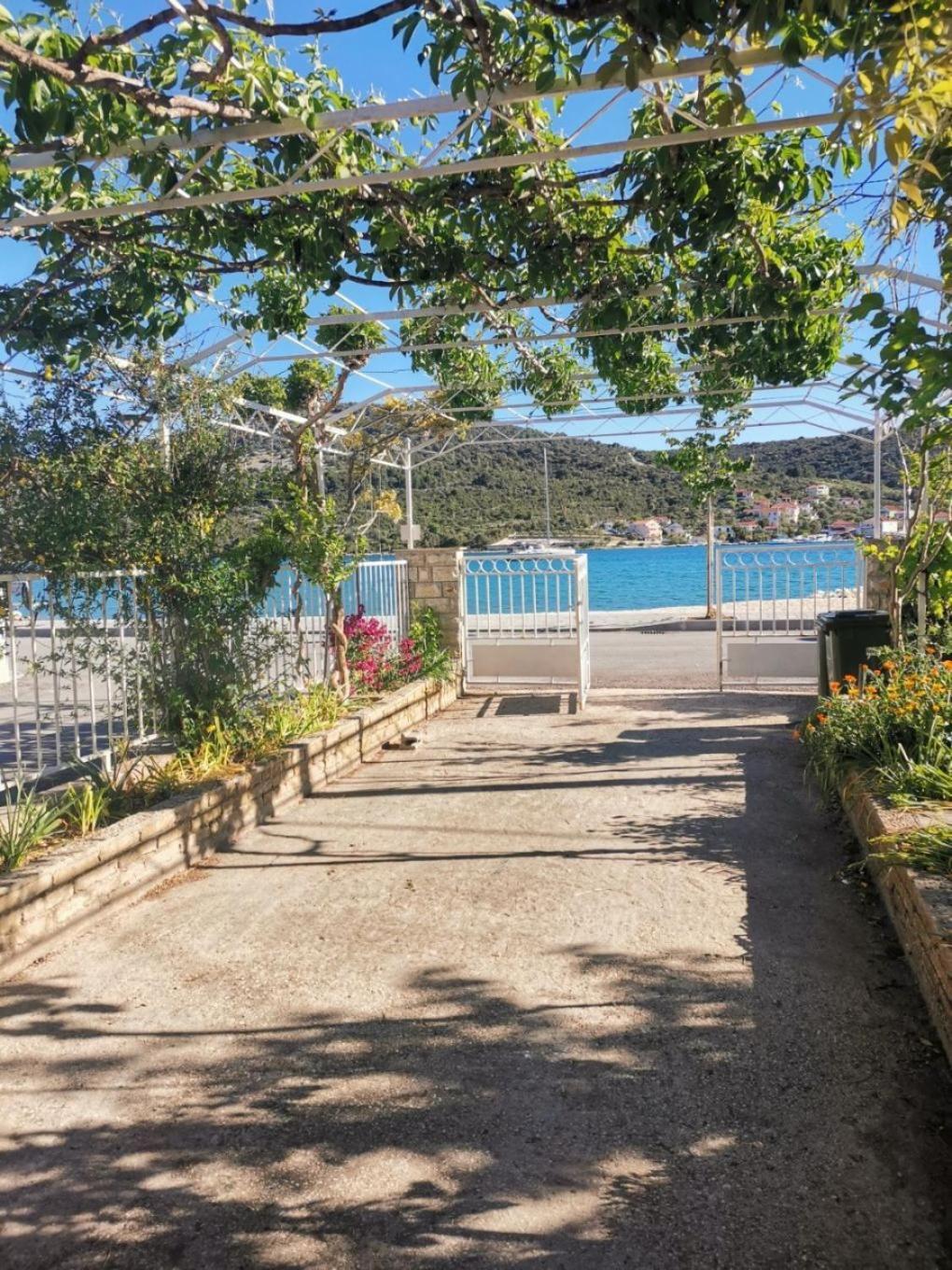 Apartments Srdan Винишче Экстерьер фото